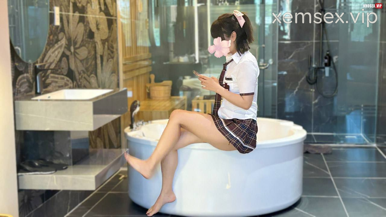 dit-em-loli-2k-mat-xinh-bim-nhieu-nuoc-hinh-09